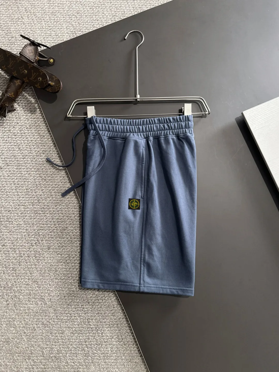 🅿️330 shipped next day, high quality Stone lsland/stone island 2025 spring and summer new style casual solid color loose shorts with elastic band, two needle stitches at the hem of the trousers, fine and firm stitching, custom-made fabrics at the counter, high breathability and comfort, impeccable details, brand element design concept, reflecting high quality. It feels delicate and soft! It presents a casual cut and the upper body shape is great! Size: S-XXL
